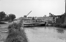 847512 Afbeelding van de werkzaamheden voor de aanleg van de P03 (de provinciale weg Woerden-Vinkeveen), met op de ...